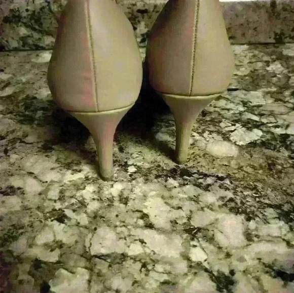 Delflex comfort beige and gold women's high heel pumps size 9 and 1/2 - Picture 7 of 10